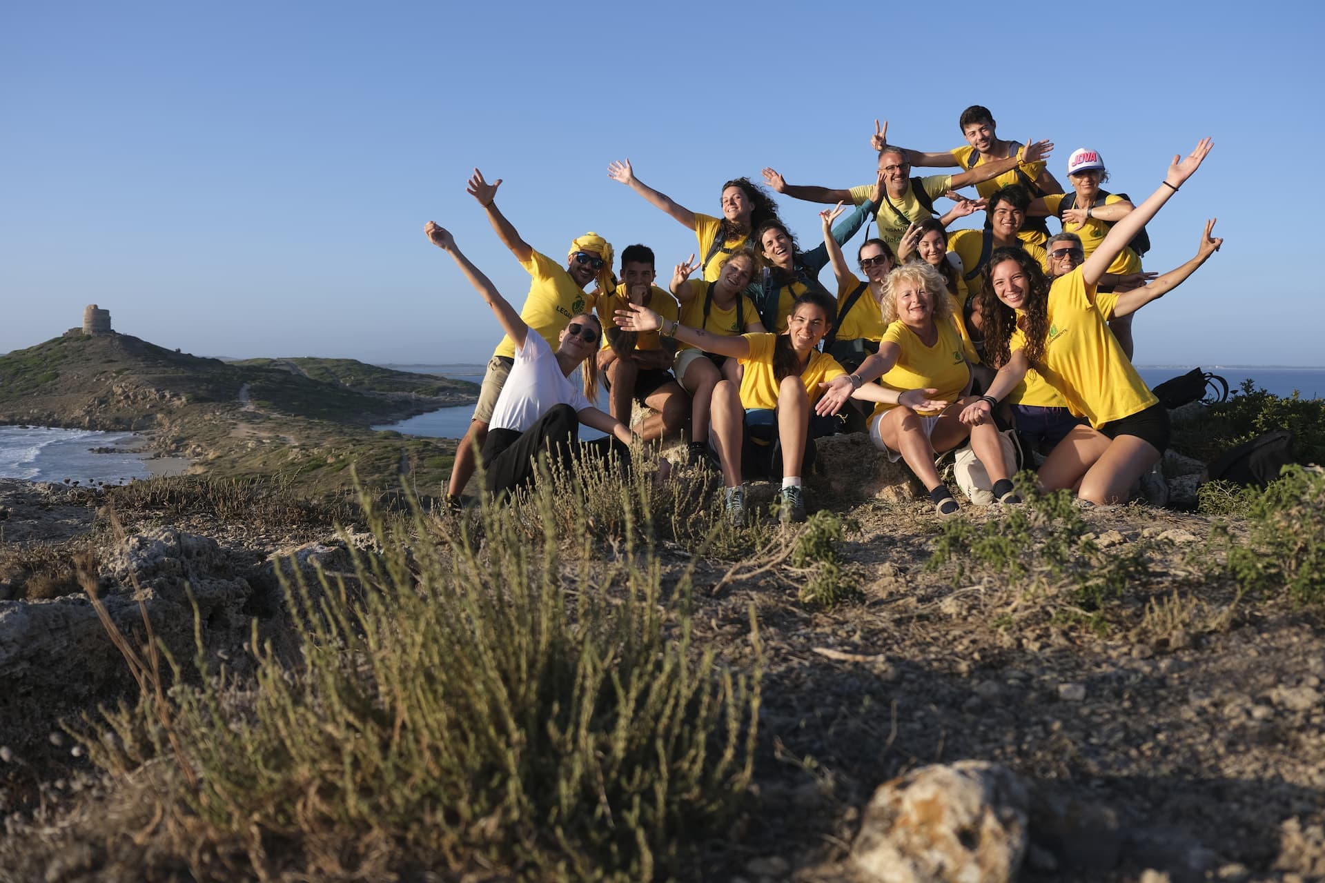 Un gruppo di volontari durante un campo
