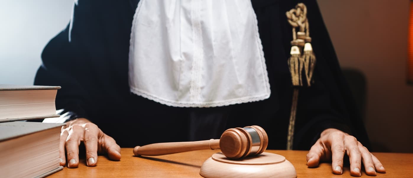 Un giudice in un'aula di tribunale